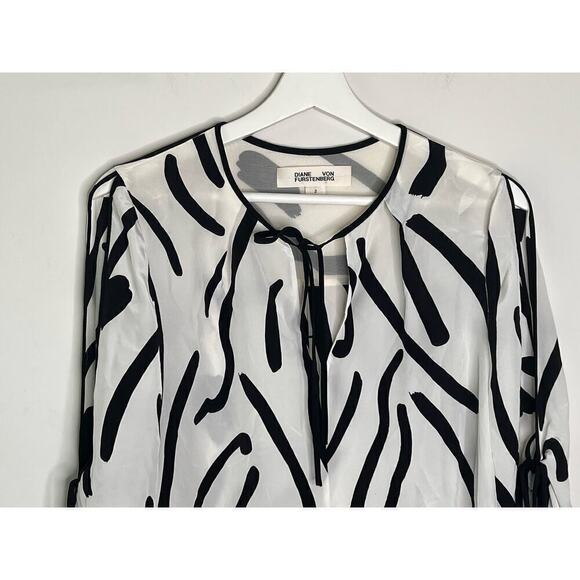 Diane Von Furstenberg Printed Silk Slit Sleeve Tie Neck Blouse Black/White Sz 2 - Picture 4 of 12